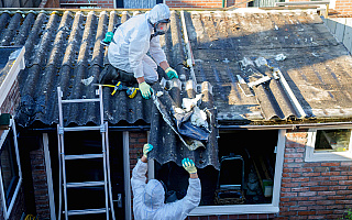 Rakotwórczy azbest znika z Ełku i okolic. Kilkadziesiąt posesji skorzystało z dofinansowania